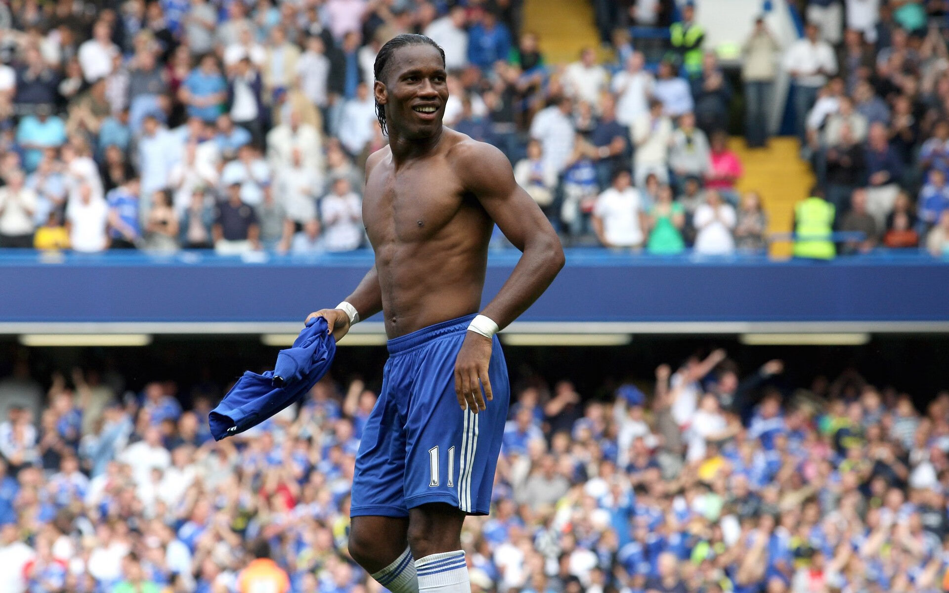 勇士球员尝试瑜伽训练改善核心力量，勇士训练短袖