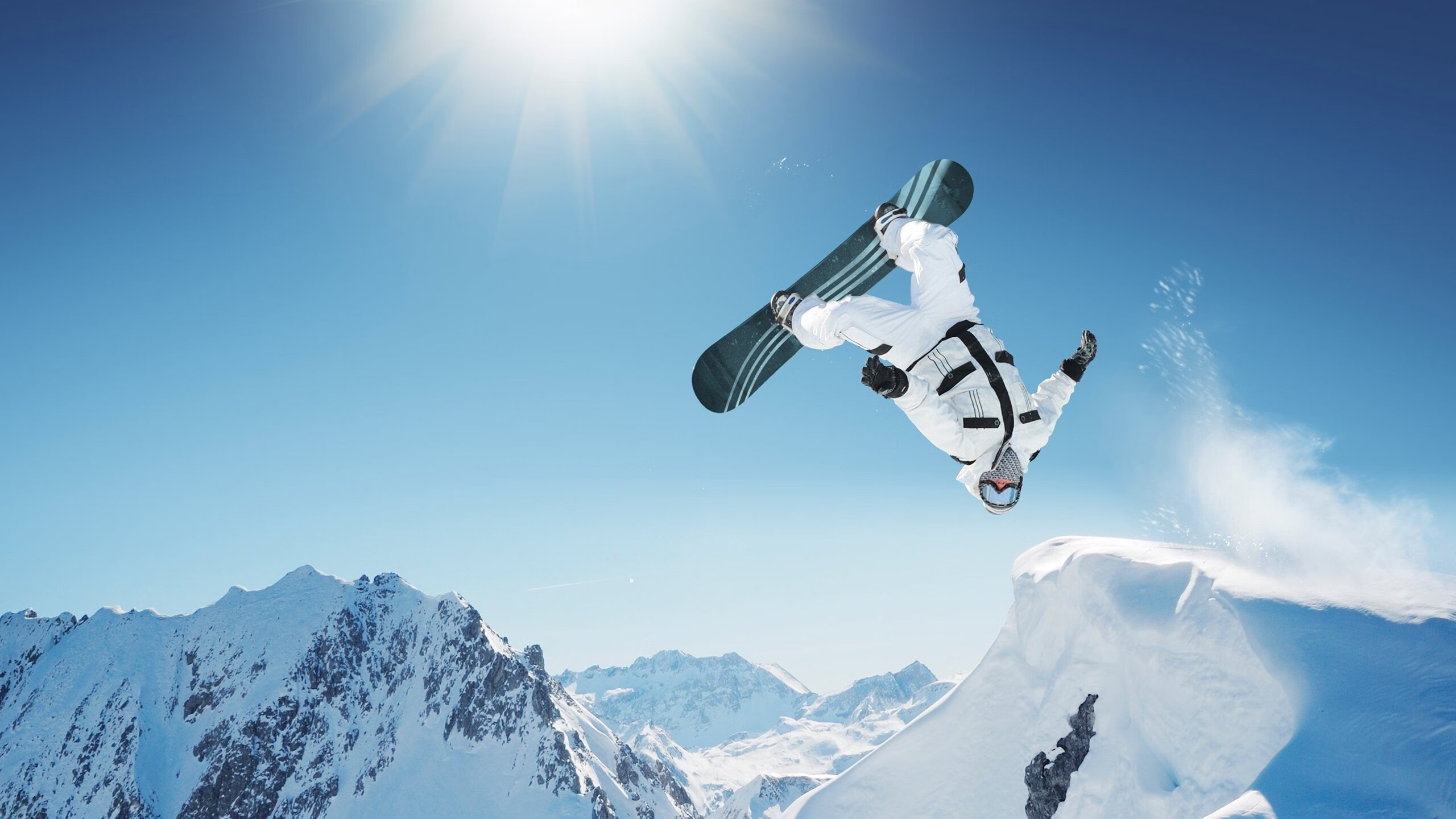 图穆亚的强力冲击帮助袋鼠队屡次突破对手防线，穆拉德忠·图伊奇耶夫