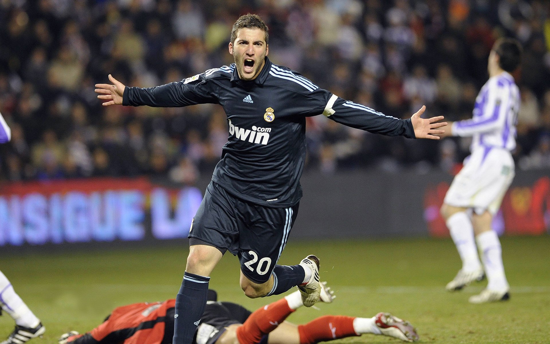 核心外援打破进球荒用实际行动回应外界质疑重拾信心，球队核心